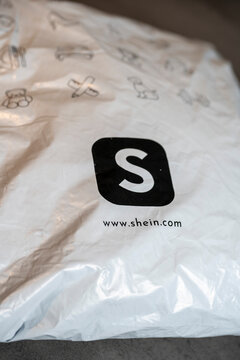 Sac d'achat en ligne de v&ecirc;tement de la marque Shein, livraison en sachet