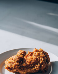 白い皿に盛られたフライドチキン