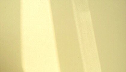 淡いイエローの背景に柔らかい日差しと影が差し込む高級感あるおしゃれななテクスチャ背景