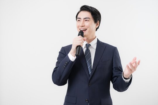 マイクを持ってインタビューを促す司会者や取材などのビジネスマン　