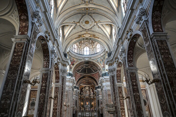 interno della cattedrale della madia chiesa di monopoli in provincia di bari
