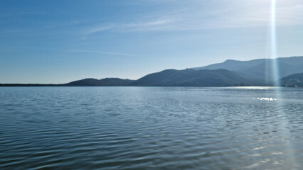 mare e mantagna in una baia del mediterraneo