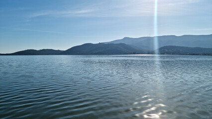 mare e mantagna in una baia del mediterraneo