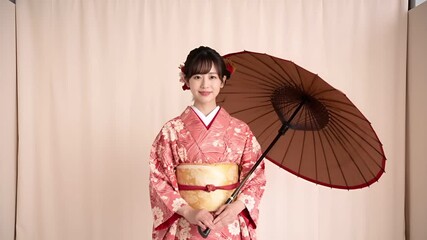 成人式を迎える20代の日本人女性を、スタジオでフォトリアルに撮影。
アイボリーや淡いグレー背景に、柔らかな光が振袖の質感と表情を強調。
上半身中心の構図で、落ち着きと自信を感じさせる佇まい。