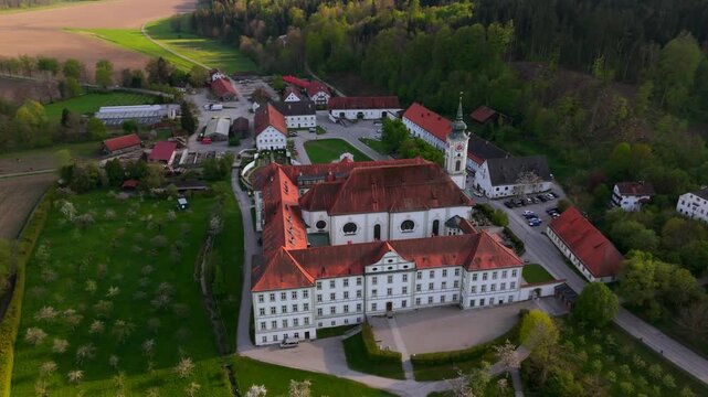 Drohnenansicht des Klosters Schaeftlarn mit dem Praelatengarten einem barocken Parkensemble in Bayern, Deutschland. Umgeben von Natur, Isartal und kulturellem Erbe Benediktiner. Kloster Schaeftlarn. 