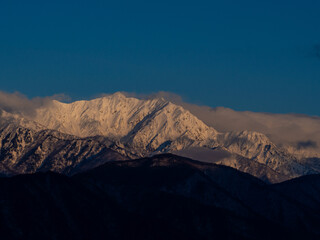 冠雪した北アルプスの山並み　長野県白馬村