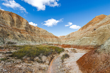 Fototapeta premium Beautiful landscape at Badlands National Park on a sunny with clouds autumn day.