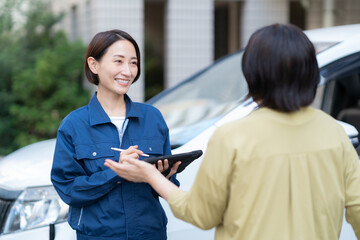 車の修理をするミドルの女性の自動車整備士