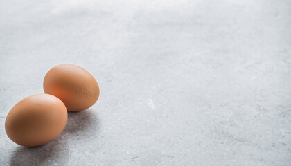 グレーの背景に置かれた2個の新鮮な卵