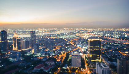 Fototapeta premium ビジネスシーン：強いソフトフォーカスのイメージ画像 大都会の高層ビル群のぼやけた写真 広告・ホームページ用背景素材 明るい背景ボケ画像