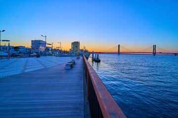 夕景の千葉県と茨城県に架かる銚子大橋を河岸公園から見る © Q2PHOTOAS
