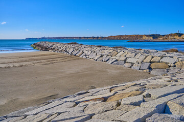 千葉県銚子市の銚子マリーナ海水浴場の遊歩道から屏風ヶ浦方面を見る