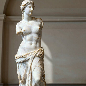Neoclassical marble statue of Venus de Milo (Aphroditē), elegant contrapposto pose with missing arms。