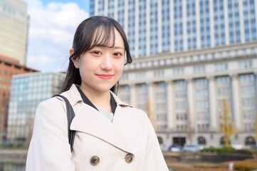 オフィス街で通勤をする日本人ビジネスウーマン