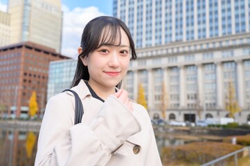 オフィス街で通勤をする日本人ビジネスウーマン