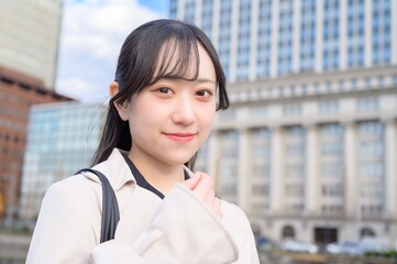 オフィス街で通勤をする日本人ビジネスウーマン