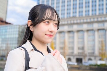 オフィス街で通勤をする日本人ビジネスウーマン