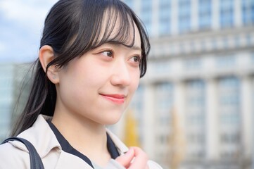 オフィス街で通勤をする日本人ビジネスウーマン