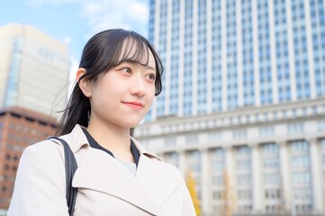 オフィス街で通勤をする日本人ビジネスウーマン