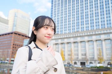 オフィス街で通勤をする日本人ビジネスウーマン