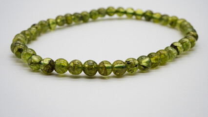Obraz premium ペリドット 天然石ブレスレット マクロ撮影 白背景