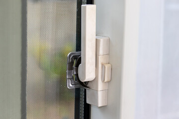 ガラス戸に取り付けられたクレセント錠