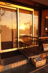 窓ガラスに映る夕陽。sunset in the hotel