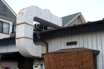 換気ダクトの屋根。old factory building