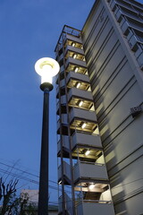 街灯と非常階段の灯り