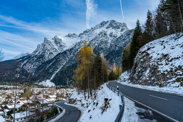 leicht verschneite Stra&szlig;e von Mittenwald nach Leutasch