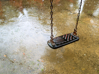 雨の日のブランコと水溜まり