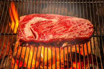 ワイルドに焼くステーキ　Grill a steak over an outdoor