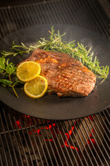 ワイルドに焼くステーキ　Grill a steak over an outdoor