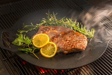 ワイルドに焼くステーキ　Grill a steak over an outdoor
