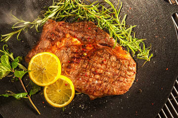 ワイルドに焼くステーキ　Grill a steak over an outdoor