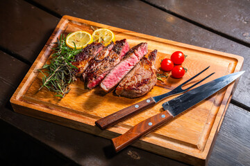 ワイルドに焼くステーキ　Grill a steak over an outdoor