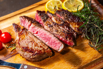 ワイルドに焼くステーキ　Grill a steak over an outdoor