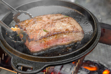 ワイルドに焼くステーキ　Grill a steak over an outdoor