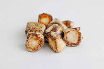 手術で摘出された多数の胆石、白背景