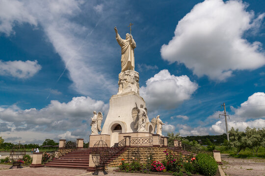 Wide angle view of statues of the angels and Jesus Christ