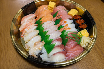 色とりどりの海鮮ネタが並ぶデリバリーのお寿司