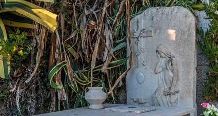 D&eacute;tail de pierre tombale dans le cimeti&egrave;re de Propriano, Corse, France