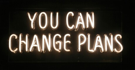 Obraz premium Bright neon sign displays positive message. Dark background emphasizes glowing text, offering encouragement, flexibility. Simple, direct communication.