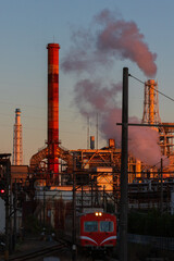 工場地帯を走る夕暮れのローカル線