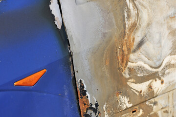 Detail an einem ausgebrannten Auto