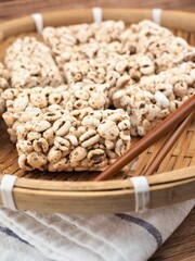 한국음식 고소하고 달콤한 밀보리 강정