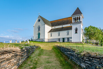 Obraz premium The historic St. Georges Anglican Church and cemetery in Brigus, NL