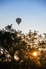 Montgolfière au levé du soleil