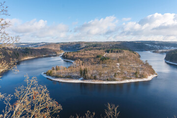 Blick vom Heinrichstein bei Saalburg-Ebersdorf auf den oberen Bereich der Talsperre Bleiloch Panoramaaufnahme