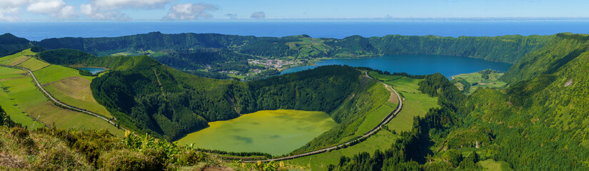 Obraz premium Vista panorámica de la Laguna Azul desde Miradouro do Cerrado das Freiras, Azores, Portugal.